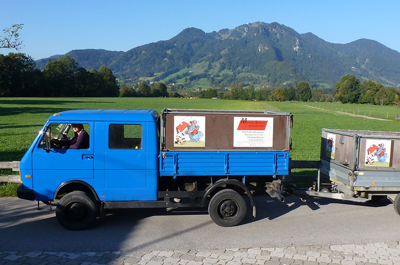 Ein blauer Kleintransporter mit Anhänger